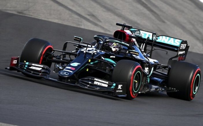 Lewis Hamilton, Schumacher'in rekorunu egale etti