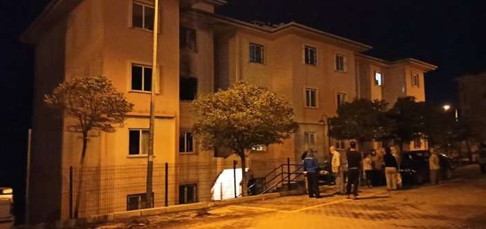 İzmir'de 4 katlı binada yangın