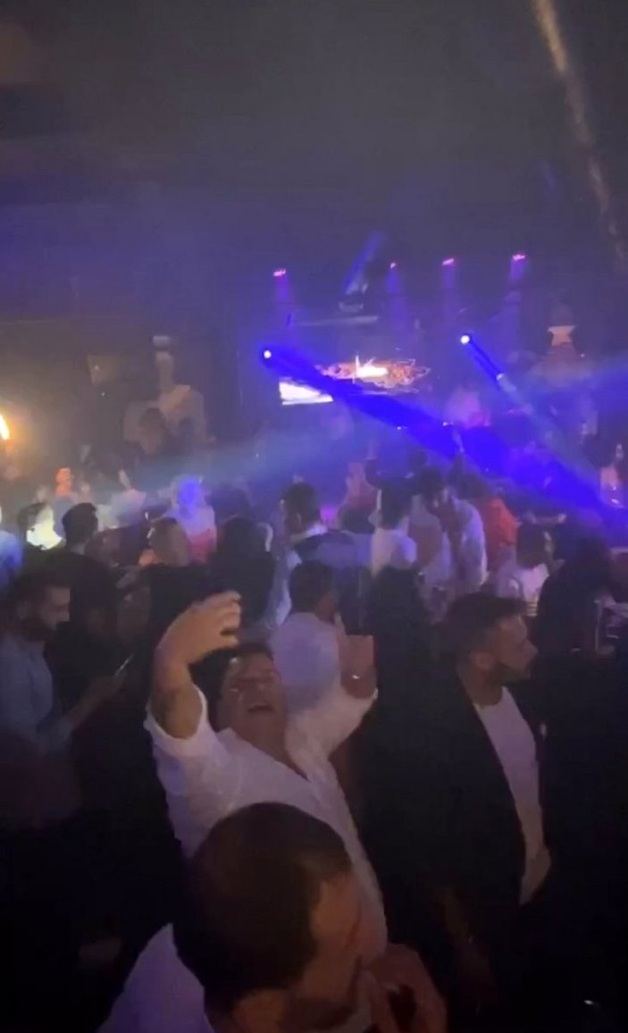 İstanbul’un göbeğindeki gece kulübünde dansözlü parti