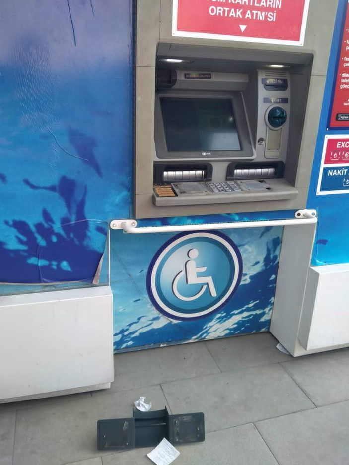 Kocaeli’de para vermeyen ATM’yi kırdı