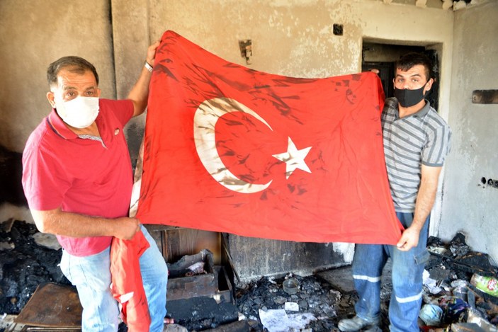 Hatay’da alevlerin arasında kalan Türk bayrağı yanmadı