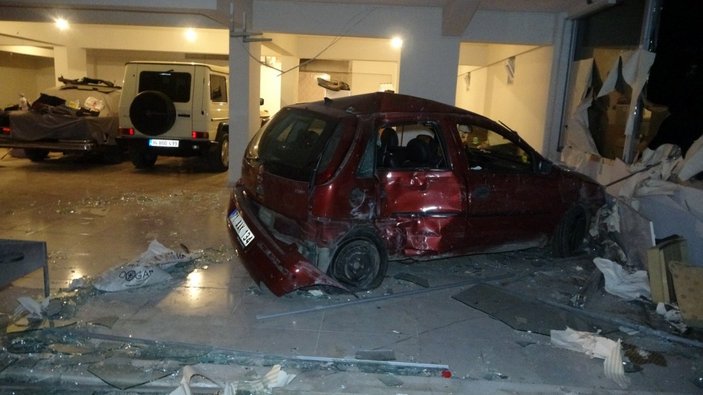 Antalya'da virajı alamayan otomobil dükkana girdi
