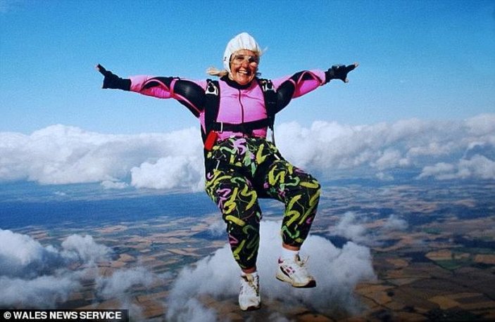 Dünyanın en yaşlı kadın paraşütçüsü Dilys Price hayatını kaybetti