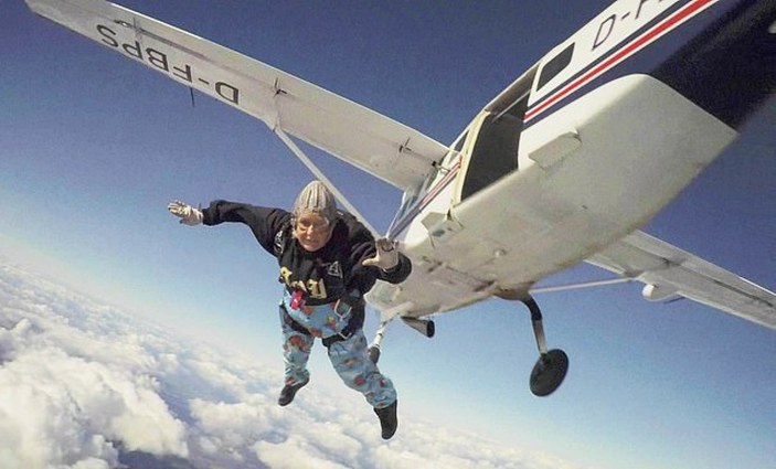 Dünyanın en yaşlı kadın paraşütçüsü Dilys Price hayatını kaybetti