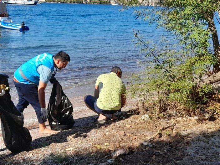 Muğla'da tatilcilerin çöplerini gönüllüler temizledi