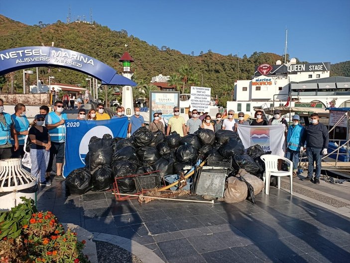 Muğla'da tatilcilerin çöplerini gönüllüler temizledi