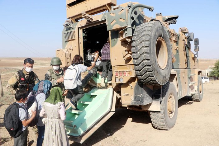 Resulayn’da öğrenciler okullarına zırhlı araçlarla gidiyor