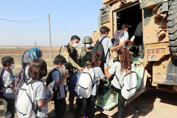 Resulayn’da öğrenciler okullarına zırhlı araçlarla gidiyor