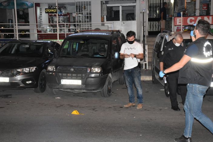 d İzmir'de telefon alışverişinde kan döküldü: 3 yaralı