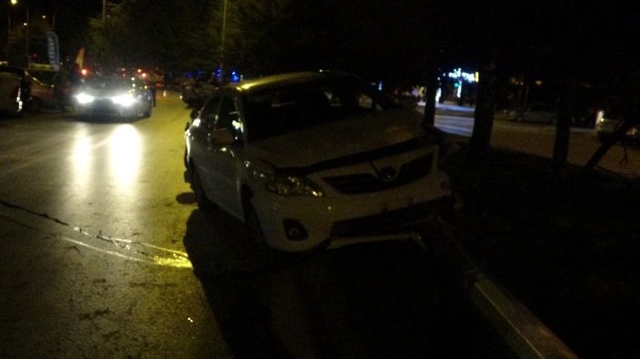 Uşak'ta alkollü sürücü direği devirdi