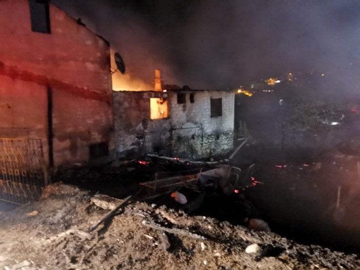 Amasya’da 2 katlı ev ve ahır yandı: 16 büyükbaş öldü