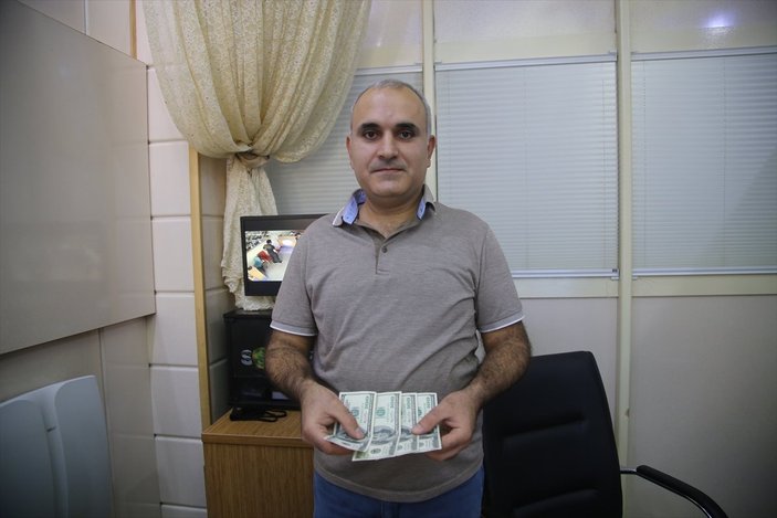 Adana'da döviz bürosu çalışanı, 400 doların sahibini bekliyor