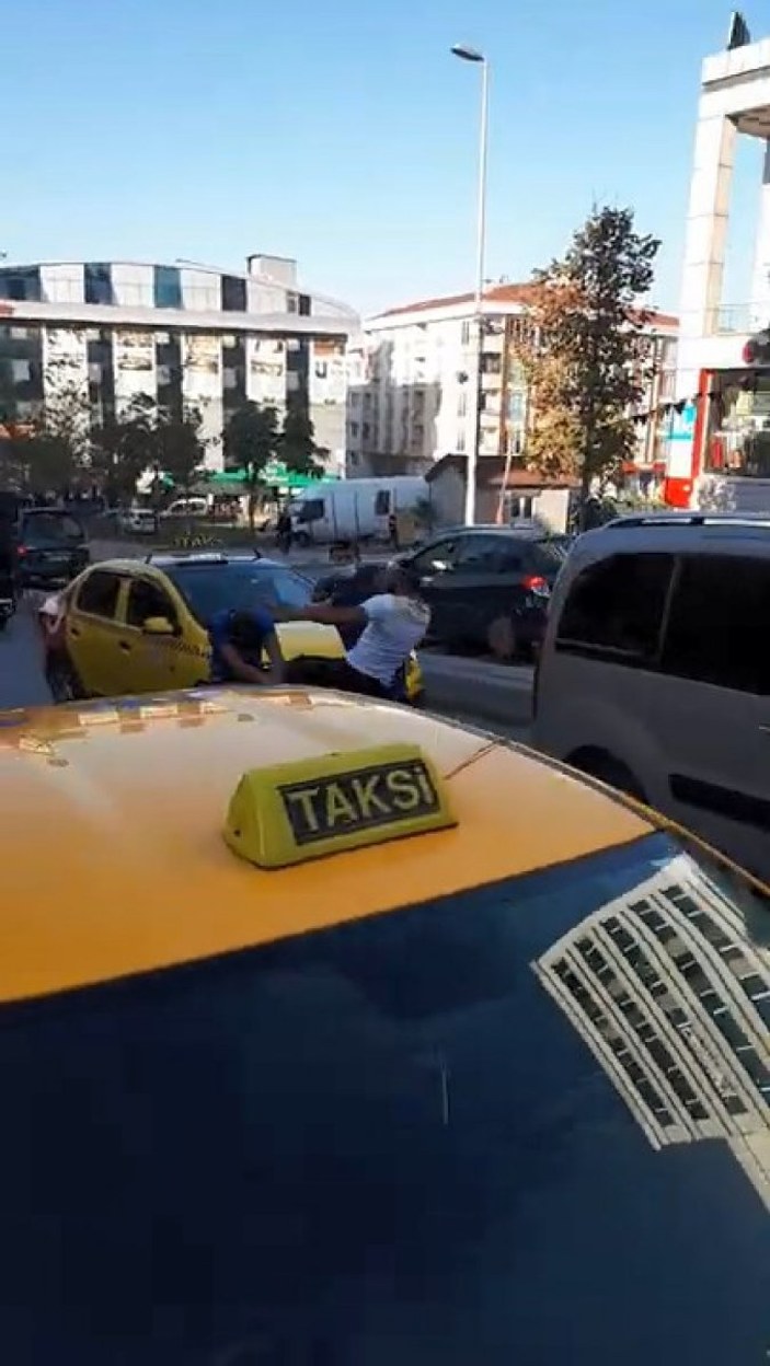 Esenyurt'ta taksici ile çekici arasında yol verme kavgası