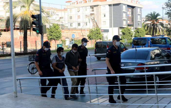 Antalya'da 2 bin 500 lira değerinde avokado çalan kardeşler kamerada