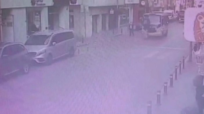 Bayrampaşa'da yolun karşısına geçmeye çalışan kadına minibüs çarptı