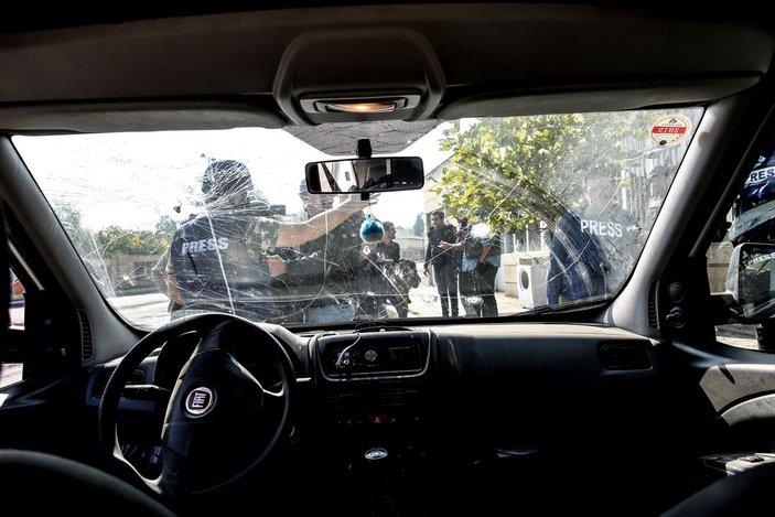İşgalci Ermenistan, gazetecilere saldırdı: Gazetecilerin şoförü yaralandı