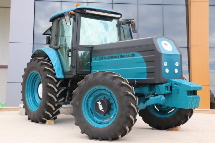 Bekir Pakdemirli: Türkiye’nin ilk elektrikli traktörü seri üretime hazır
