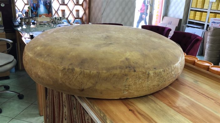 Kars'ta 100 kiloluk dev gravyer peyniri
