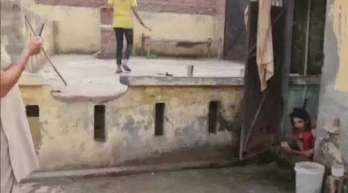 Hindistan'da kocası tarafından 1.5 yıl önce tuvalete kilitlenen kadın kurtarıldı