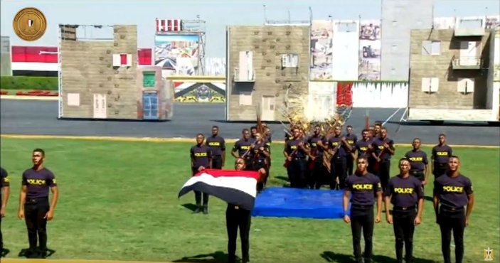 Mısır'da güvenlik güçlerinin gülümseten 'güç gösterisi'
