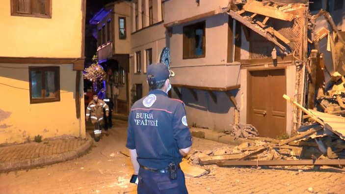 Bursa’da 100 yıllık tarihi binanın bir bölümü çöktü