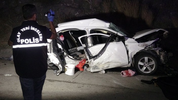 Adana'da aynı yolda giden 2 araç çarpıştı: 4 ölü 4 yaralı