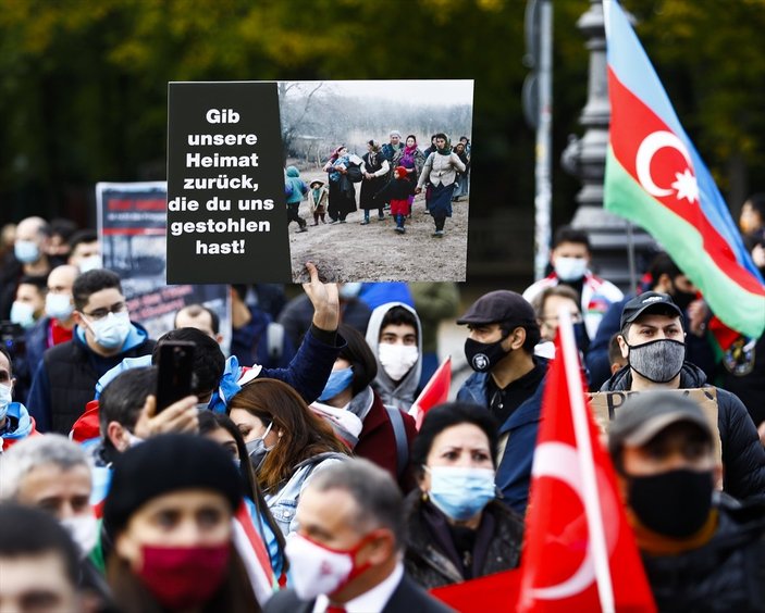 Berlin’de Azerbaycan’a destek gösterisi