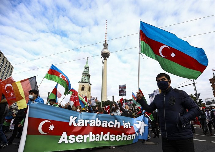Berlin’de Azerbaycan’a destek gösterisi