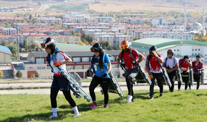 Erzurum’da kızak takımı kara yolunda çalışıyor