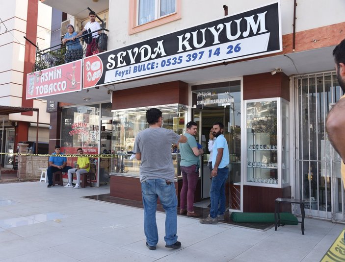 Antalya'da polis üniformalı soyguncu 1 kilo altın çaldı