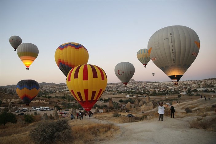 Yerli sıcak hava balonları ilk kez turist taşıdı
