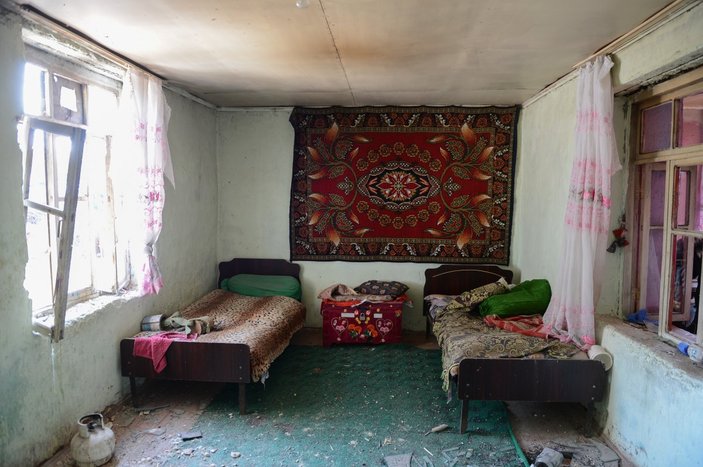 Azerbaycan'da cephe hattındaki köyde tek başına yaşıyor