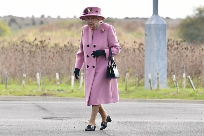 Kraliçe Elizabeth, İngiltere'de korona aşısı korkusunu ortadan kaldırabilir tartışması