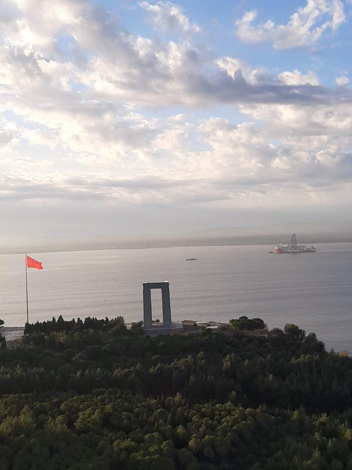 Türkiye'nin sondaj gemisi 'Kanuni', Çanakkale Boğazı'nı geçti