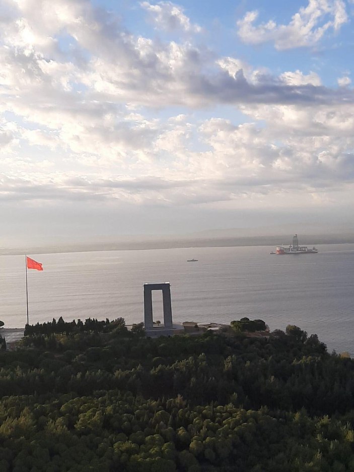 Türkiye'nin sondaj gemisi 'Kanuni', Çanakkale Boğazı'nı geçti