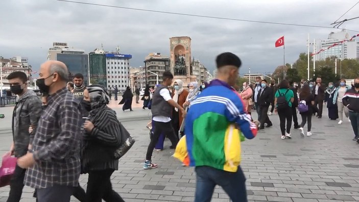 Taksim'de koronavirüse rağmen dikkat çeken kalabalık