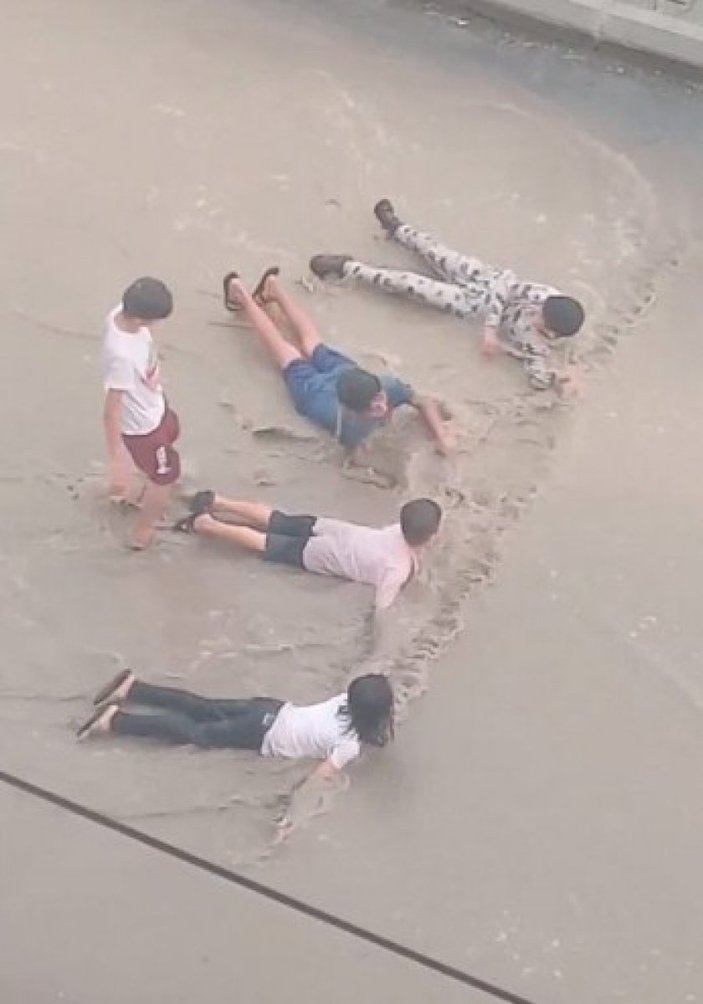 Mersin'de çocuklar yağmurun tadını çıkardı
