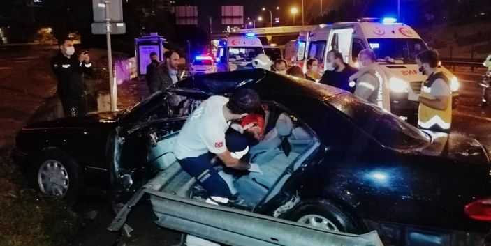 İstanbul’da otomobil bariyerlere girdi: 2 yaralı