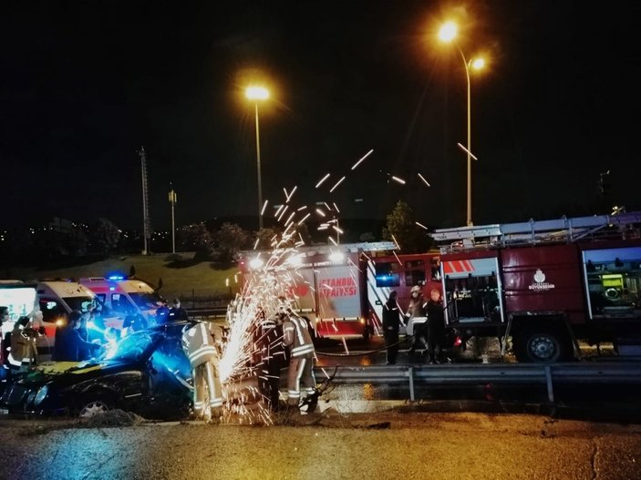 İstanbul’da otomobil bariyerlere girdi: 2 yaralı