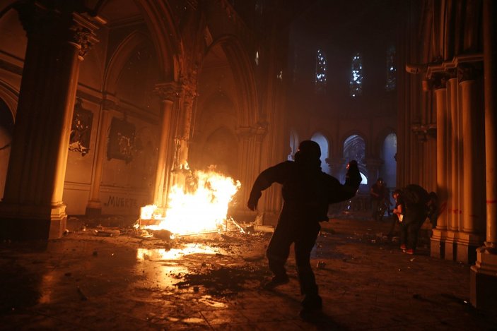 Şili'de 'sosyal patlamanın' yıl dönümünde kilise yaktılar