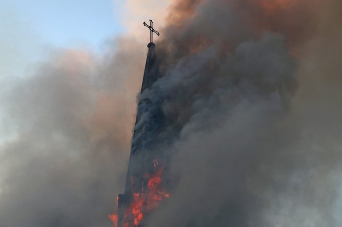 Şili'de 'sosyal patlamanın' yıl dönümünde kilise yaktılar