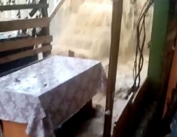 Sultanbeyli'de su basan binadaki kişi, pencereden kurtuldu