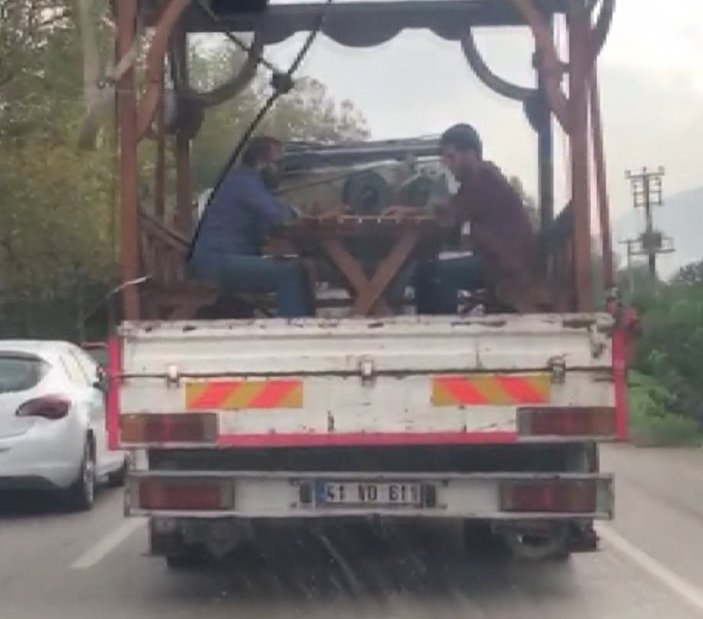 Bursa’da iki kişi seyir halindeki kamyonet kasasında tavla oynadı