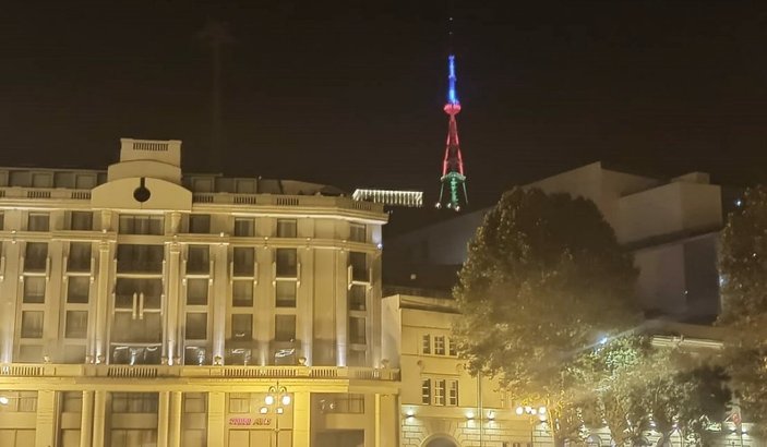 Tiflis Televizyon Kulesi, Azerbaycan bayrağı renkleriyle aydınlandı