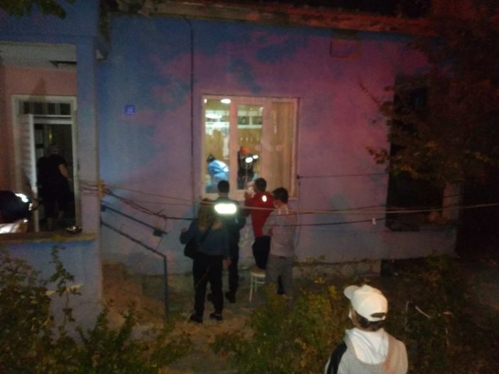 Çorum'da yaşlı kadını kurtarmak için camı kırıp içeri girdiler