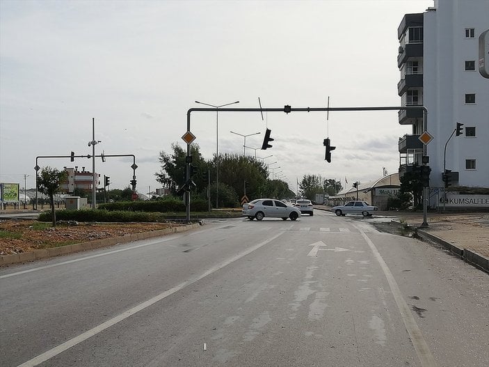Antalya'da kuvvetli rüzgarın devirdiği otobüs durağı ölüme sebep oldu