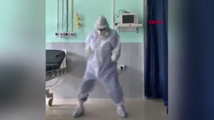Hindistan’da doktor, koronavirüs yoğun bakımında dans etti