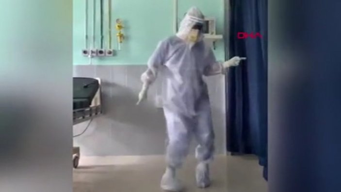 Hindistan’da doktor, koronavirüs yoğun bakımında dans etti
