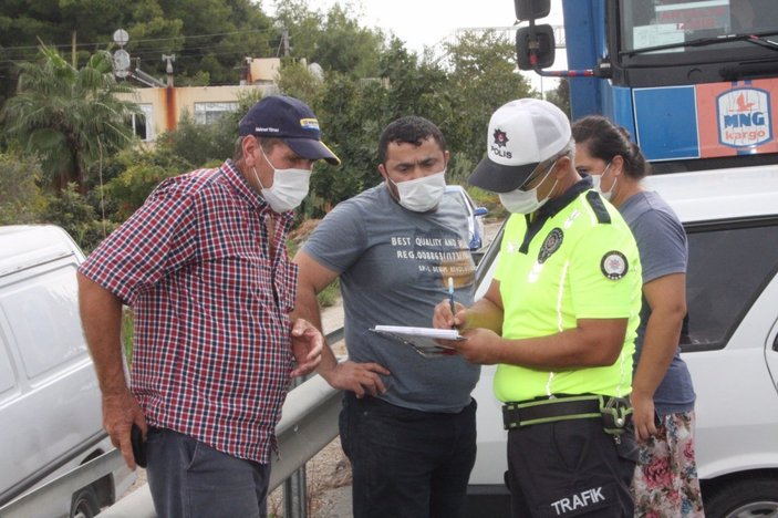 Antalya'da kargo kamyonu otomobili önüne alıp 100 metre sürükledi