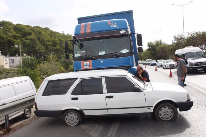 Antalya'da kargo kamyonu otomobili önüne alıp 100 metre sürükledi